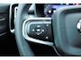 Volvo XC40 B4 Plus Dark | Panoramadak | Trekhaak | Verwarmbare voorstoelen en stuurwiel | Premium audio by Harman Kardon | Adaptieve cruise control