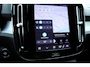 Volvo XC40 B4 Plus Dark | Panoramadak | Trekhaak | Verwarmbare voorstoelen en stuurwiel | Premium audio by Harman Kardon | Adaptieve cruise control