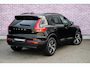 Volvo XC40 2.0 B4 Plus Dark | Trekhaak | Harman Kardon Audio | Achteruitrijcamera | Parkeersensoren | Keyless Entry | Elektrische Achterklep | Elektrisch Verstelbare Voorstoelen | Stoelverwarming | Google Navigatie | Apple Carplay | Android Auto | Lichtmetalen Velgen 18 inch
