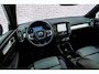 Volvo XC40 2.0 B4 Plus Dark | Trekhaak | Harman Kardon Audio | Achteruitrijcamera | Parkeersensoren | Keyless Entry | Elektrische Achterklep | Elektrisch Verstelbare Voorstoelen | Stoelverwarming | Google Navigatie | Apple Carplay | Android Auto | Lichtmetalen Velgen 18 inch