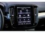 Volvo XC40 2.0 B4 Plus Dark | Trekhaak | Harman Kardon Audio | Achteruitrijcamera | Parkeersensoren | Keyless Entry | Elektrische Achterklep | Elektrisch Verstelbare Voorstoelen | Stoelverwarming | Google Navigatie | Apple Carplay | Android Auto | Lichtmetalen Velgen 18 inch
