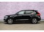 Volvo XC40 2.0 B4 Plus Dark | Trekhaak | Harman Kardon Audio | Achteruitrijcamera | Parkeersensoren | Keyless Entry | Elektrische Achterklep | Elektrisch Verstelbare Voorstoelen | Stoelverwarming | Google Navigatie | Apple Carplay | Android Auto | Lichtmetalen Velgen 18 inch