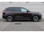 Volvo XC90 2.0 T8 Plug-in hybrid AWD Ultra Dark Luchtvering | Panoramadak | Trekhaak | Verwarmbare voorstoelen met massage en ventilatie | Head-up display | 360 graden camera | Premium audio by Bowers & Wilkins |