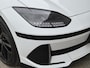 Hyundai Ioniq 6 First Edition AWD 77.4 kWh / 100% SOH / 8 jaar Batterijgarantie / Dealer onderhouden / Fabrieksgarantie tot 02-2028 / CCS snelladen / warmtepomp / Stuur- Stoel & Achterbank verwarming / Glazen schuif- en kanteldak / WLTP bereik 519 km bereik stad 658 km / Head Up Display / Rondomzicht camera /