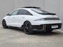 Hyundai Ioniq 6 First Edition AWD 77.4 kWh / 100% SOH / 8 jaar Batterijgarantie / Dealer onderhouden / Fabrieksgarantie tot 02-2028 / CCS snelladen / warmtepomp / Stuur- Stoel & Achterbank verwarming / Glazen schuif- en kanteldak / WLTP bereik 519 km bereik stad 658 km / Head Up Display / Rondomzicht camera /
