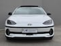 Hyundai Ioniq 6 First Edition AWD 77.4 kWh / 100% SOH / 8 jaar Batterijgarantie / Dealer onderhouden / Fabrieksgarantie tot 02-2028 / CCS snelladen / warmtepomp / Stuur- Stoel & Achterbank verwarming / Glazen schuif- en kanteldak / WLTP bereik 519 km bereik stad 658 km / Head Up Display / Rondomzicht camera /