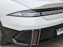 Hyundai Ioniq 6 First Edition AWD 77.4 kWh / 100% SOH / 8 jaar Batterijgarantie / Dealer onderhouden / Fabrieksgarantie tot 02-2028 / CCS snelladen / warmtepomp / Stuur- Stoel & Achterbank verwarming / Glazen schuif- en kanteldak / WLTP bereik 519 km bereik stad 658 km / Head Up Display / Rondomzicht camera /