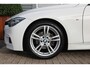 BMW 3-Serie Touring 318i M Sport | 2E EIGENAAR | PANO-DAK | LEDER | HARMAN-KARDON | SPORTONDERSTEL | STOELVERW | NAVI | PDC | LED