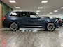 Volvo XC90 T8 AWD Recharge Ultra Bright | Luchtvering | Stoelventilatie | Trekhaak | 360 Camera | Head-Up Display | Stoelmassage | Harman Kardon | 455pk | Adaptieve Cruise Control | Stoelverwarming voor+achter | Stuurwielverwarming | Schuifdak | Full LED Meesturende koplampen | Pilot Assist | BLIS Dode Hoek Detectie | Alcantara hemelbekleding | Lederen zonnekleppen en handgrepen | Elektrische voorstoelen geheugen | Nappa Lederen bekleding | Zitting verlenging voorstoelen | Lederen dashboard | 21 Inch | Google Infotainment | Keyless Drive | Privacy Glass | Elektrisch bedienbare achterklep | Geïntegreerd kinderzitje achterin | Geïntegreerde zongordijnen achterportieren | Verlichte instaplijsten | 7-Persoons | 4-Zone Climate Control | DAB Radio | Apple Carplay/Android Auto | Alarm Klasse III | Denim Blue Metallic |