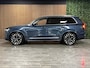 Volvo XC90 T8 AWD Recharge Ultra Bright | Luchtvering | Stoelventilatie | Trekhaak | 360 Camera | Head-Up Display | Stoelmassage | Harman Kardon | 455pk | Adaptieve Cruise Control | Stoelverwarming voor+achter | Stuurwielverwarming | Schuifdak | Full LED Meesturende koplampen | Pilot Assist | BLIS Dode Hoek Detectie | Alcantara hemelbekleding | Lederen zonnekleppen en handgrepen | Elektrische voorstoelen geheugen | Nappa Lederen bekleding | Zitting verlenging voorstoelen | Lederen dashboard | 21 Inch | Google Infotainment | Keyless Drive | Privacy Glass | Elektrisch bedienbare achterklep | Geïntegreerd kinderzitje achterin | Geïntegreerde zongordijnen achterportieren | Verlichte instaplijsten | 7-Persoons | 4-Zone Climate Control | DAB Radio | Apple Carplay/Android Auto | Alarm Klasse III | Denim Blue Metallic |