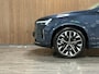 Volvo XC90 T8 AWD Recharge Ultra Bright | Luchtvering | Stoelventilatie | Trekhaak | 360 Camera | Head-Up Display | Stoelmassage | Harman Kardon | 455pk | Adaptieve Cruise Control | Stoelverwarming voor+achter | Stuurwielverwarming | Schuifdak | Full LED Meesturende koplampen | Pilot Assist | BLIS Dode Hoek Detectie | Alcantara hemelbekleding | Lederen zonnekleppen en handgrepen | Elektrische voorstoelen geheugen | Nappa Lederen bekleding | Zitting verlenging voorstoelen | Lederen dashboard | 21 Inch | Google Infotainment | Keyless Drive | Privacy Glass | Elektrisch bedienbare achterklep | Geïntegreerd kinderzitje achterin | Geïntegreerde zongordijnen achterportieren | Verlichte instaplijsten | 7-Persoons | 4-Zone Climate Control | DAB Radio | Apple Carplay/Android Auto | Alarm Klasse III | Denim Blue Metallic |