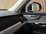 Volvo XC90 T8 AWD Recharge Ultra Bright | Luchtvering | Stoelventilatie | Trekhaak | 360 Camera | Head-Up Display | Stoelmassage | Harman Kardon | 455pk | Adaptieve Cruise Control | Stoelverwarming voor+achter | Stuurwielverwarming | Schuifdak | Full LED Meesturende koplampen | Pilot Assist | BLIS Dode Hoek Detectie | Alcantara hemelbekleding | Lederen zonnekleppen en handgrepen | Elektrische voorstoelen geheugen | Nappa Lederen bekleding | Zitting verlenging voorstoelen | Lederen dashboard | 21 Inch | Google Infotainment | Keyless Drive | Privacy Glass | Elektrisch bedienbare achterklep | Geïntegreerd kinderzitje achterin | Geïntegreerde zongordijnen achterportieren | Verlichte instaplijsten | 7-Persoons | 4-Zone Climate Control | DAB Radio | Apple Carplay/Android Auto | Alarm Klasse III | Denim Blue Metallic |