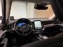 Volvo XC90 T8 AWD Recharge Ultra Bright | Luchtvering | Stoelventilatie | Trekhaak | 360 Camera | Head-Up Display | Stoelmassage | Harman Kardon | 455pk | Adaptieve Cruise Control | Stoelverwarming voor+achter | Stuurwielverwarming | Schuifdak | Full LED Meesturende koplampen | Pilot Assist | BLIS Dode Hoek Detectie | Alcantara hemelbekleding | Lederen zonnekleppen en handgrepen | Elektrische voorstoelen geheugen | Nappa Lederen bekleding | Zitting verlenging voorstoelen | Lederen dashboard | 21 Inch | Google Infotainment | Keyless Drive | Privacy Glass | Elektrisch bedienbare achterklep | Geïntegreerd kinderzitje achterin | Geïntegreerde zongordijnen achterportieren | Verlichte instaplijsten | 7-Persoons | 4-Zone Climate Control | DAB Radio | Apple Carplay/Android Auto | Alarm Klasse III | Denim Blue Metallic |
