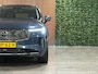 Volvo XC90 T8 AWD Recharge Ultra Bright | Luchtvering | Stoelventilatie | Trekhaak | 360 Camera | Head-Up Display | Stoelmassage | Harman Kardon | 455pk | Adaptieve Cruise Control | Stoelverwarming voor+achter | Stuurwielverwarming | Schuifdak | Full LED Meesturende koplampen | Pilot Assist | BLIS Dode Hoek Detectie | Alcantara hemelbekleding | Lederen zonnekleppen en handgrepen | Elektrische voorstoelen geheugen | Nappa Lederen bekleding | Zitting verlenging voorstoelen | Lederen dashboard | 21 Inch | Google Infotainment | Keyless Drive | Privacy Glass | Elektrisch bedienbare achterklep | Geïntegreerd kinderzitje achterin | Geïntegreerde zongordijnen achterportieren | Verlichte instaplijsten | 7-Persoons | 4-Zone Climate Control | DAB Radio | Apple Carplay/Android Auto | Alarm Klasse III | Denim Blue Metallic |