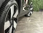 Volvo XC40 Recharge Plus 70 kWh | 99% SoH | Trekhaak | All-Season banden | Adaptieve Cruise Control | Parkeercamera | Stoel en Stuurwielverwarming | 20 Inch | Pilot Assist | BLIS Dode Hoek Detectie | Textiel Connect Charcoal bekleding | Zitting verlenging voorstoelen | Google Infotainment | Warmtepomp | Keyless Drive | Parkeersensoren voor+achter | Privacy Glass | Elektrisch bedienbare achterklep | Draadloos telefoon opladen | DAB Radio | Apple Carplay/Android Auto | Volvo On Call met mobiele App functie | Onyx Black Metallic |