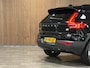 Volvo XC40 Recharge Plus 70 kWh | 99% SoH | Trekhaak | All-Season banden | Adaptieve Cruise Control | Parkeercamera | Stoel en Stuurwielverwarming | 20 Inch | Pilot Assist | BLIS Dode Hoek Detectie | Textiel Connect Charcoal bekleding | Zitting verlenging voorstoelen | Google Infotainment | Warmtepomp | Keyless Drive | Parkeersensoren voor+achter | Privacy Glass | Elektrisch bedienbare achterklep | Draadloos telefoon opladen | DAB Radio | Apple Carplay/Android Auto | Volvo On Call met mobiele App functie | Onyx Black Metallic |