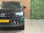 Volvo XC40 Recharge Plus 70 kWh | 99% SoH | Trekhaak | All-Season banden | Adaptieve Cruise Control | Parkeercamera | Stoel en Stuurwielverwarming | 20 Inch | Pilot Assist | BLIS Dode Hoek Detectie | Textiel Connect Charcoal bekleding | Zitting verlenging voorstoelen | Google Infotainment | Warmtepomp | Keyless Drive | Parkeersensoren voor+achter | Privacy Glass | Elektrisch bedienbare achterklep | Draadloos telefoon opladen | DAB Radio | Apple Carplay/Android Auto | Volvo On Call met mobiele App functie | Onyx Black Metallic |
