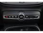 Volvo XC40 T2 Momentum Core - Parkeercamera achter - Verwarmde voorstoelen & stuur - Parkeersensoren voor & achter - Cruise Control - Volvo On Call - 17' LMV