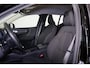 Volvo XC40 T2 Momentum Core - Parkeercamera achter - Verwarmde voorstoelen & stuur - Parkeersensoren voor & achter - Cruise Control - Volvo On Call - 17' LMV