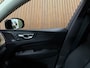Volvo XC60 T6 AWD Recharge Plus Dark | Facelift | Schuifdak | Trekhaak | 360° Camera | Head-Up Display | Harman Kardon | All Season banden | Adaptieve Cruise Control | Stoelverwarming voor+achter | Stuurwielverwarming | Pilot Assist | BLIS Dode Hoek Detectie | 19 Inch | Elektrische voorstoelen geheugen | Quilted Nordico bekleding | Zitting verlenging voorstoelen | Google Infotainment | Keyless Drive | Parkeersensoren voor+achter | Elektrisch bedienbare achterklep | DAB Radio | Apple Carplay/Android Auto | Draadloos telefoon opladen | Volvo On Call met mobiele App functie | Onyx Black Metallic |