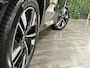 Volvo XC60 T6 AWD Recharge Plus Dark | Facelift | Schuifdak | Trekhaak | 360° Camera | Head-Up Display | Harman Kardon | All Season banden | Adaptieve Cruise Control | Stoelverwarming voor+achter | Stuurwielverwarming | Pilot Assist | BLIS Dode Hoek Detectie | 19 Inch | Elektrische voorstoelen geheugen | Quilted Nordico bekleding | Zitting verlenging voorstoelen | Google Infotainment | Keyless Drive | Parkeersensoren voor+achter | Elektrisch bedienbare achterklep | DAB Radio | Apple Carplay/Android Auto | Draadloos telefoon opladen | Volvo On Call met mobiele App functie | Onyx Black Metallic |
