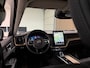 Volvo XC60 T6 AWD Recharge Plus Dark | Facelift | Schuifdak | Trekhaak | 360° Camera | Head-Up Display | Harman Kardon | All Season banden | Adaptieve Cruise Control | Stoelverwarming voor+achter | Stuurwielverwarming | Pilot Assist | BLIS Dode Hoek Detectie | 19 Inch | Elektrische voorstoelen geheugen | Quilted Nordico bekleding | Zitting verlenging voorstoelen | Google Infotainment | Keyless Drive | Parkeersensoren voor+achter | Elektrisch bedienbare achterklep | DAB Radio | Apple Carplay/Android Auto | Draadloos telefoon opladen | Volvo On Call met mobiele App functie | Onyx Black Metallic |