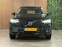 Volvo XC60 T6 AWD Recharge Plus Dark | Facelift | Schuifdak | Trekhaak | 360° Camera | Head-Up Display | Harman Kardon | All Season banden | Adaptieve Cruise Control | Stoelverwarming voor+achter | Stuurwielverwarming | Pilot Assist | BLIS Dode Hoek Detectie | 19 Inch | Elektrische voorstoelen geheugen | Quilted Nordico bekleding | Zitting verlenging voorstoelen | Google Infotainment | Keyless Drive | Parkeersensoren voor+achter | Elektrisch bedienbare achterklep | DAB Radio | Apple Carplay/Android Auto | Draadloos telefoon opladen | Volvo On Call met mobiele App functie | Onyx Black Metallic |