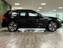 Volvo XC60 T6 AWD Recharge Plus Dark | Facelift | Schuifdak | Trekhaak | 360° Camera | Head-Up Display | Harman Kardon | All Season banden | Adaptieve Cruise Control | Stoelverwarming voor+achter | Stuurwielverwarming | Pilot Assist | BLIS Dode Hoek Detectie | 19 Inch | Elektrische voorstoelen geheugen | Quilted Nordico bekleding | Zitting verlenging voorstoelen | Google Infotainment | Keyless Drive | Parkeersensoren voor+achter | Elektrisch bedienbare achterklep | DAB Radio | Apple Carplay/Android Auto | Draadloos telefoon opladen | Volvo On Call met mobiele App functie | Onyx Black Metallic |
