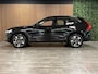 Volvo XC60 T6 AWD Recharge Plus Dark | Facelift | Schuifdak | Trekhaak | 360° Camera | Head-Up Display | Harman Kardon | All Season banden | Adaptieve Cruise Control | Stoelverwarming voor+achter | Stuurwielverwarming | Pilot Assist | BLIS Dode Hoek Detectie | 19 Inch | Elektrische voorstoelen geheugen | Quilted Nordico bekleding | Zitting verlenging voorstoelen | Google Infotainment | Keyless Drive | Parkeersensoren voor+achter | Elektrisch bedienbare achterklep | DAB Radio | Apple Carplay/Android Auto | Draadloos telefoon opladen | Volvo On Call met mobiele App functie | Onyx Black Metallic |