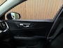 Volvo V60 B3 Momentum Advantage | Trekhaak | Lederen bekleding | Stoel en Stuurwielverwarming | Parkeercamera | Parkeersensoren voor+achter | 17 Inch | Cruise Control | Climate Control L+R | Elektrisch verstelbare lendesteun | DAB Radio | Regensensor | Apple Carplay/Android Auto | Volvo On Call met mobiele App functie | Denim Blue Metallic