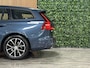 Volvo V60 B3 Momentum Advantage | Trekhaak | Lederen bekleding | Stoel en Stuurwielverwarming | Parkeercamera | Parkeersensoren voor+achter | 17 Inch | Cruise Control | Climate Control L+R | Elektrisch verstelbare lendesteun | DAB Radio | Regensensor | Apple Carplay/Android Auto | Volvo On Call met mobiele App functie | Denim Blue Metallic