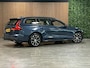 Volvo V60 B3 Momentum Advantage | Trekhaak | Lederen bekleding | Stoel en Stuurwielverwarming | Parkeercamera | Parkeersensoren voor+achter | 17 Inch | Cruise Control | Climate Control L+R | Elektrisch verstelbare lendesteun | DAB Radio | Regensensor | Apple Carplay/Android Auto | Volvo On Call met mobiele App functie | Denim Blue Metallic