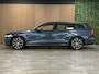 Volvo V60 B3 Momentum Advantage | Trekhaak | Lederen bekleding | Stoel en Stuurwielverwarming | Parkeercamera | Parkeersensoren voor+achter | 17 Inch | Cruise Control | Climate Control L+R | Elektrisch verstelbare lendesteun | DAB Radio | Regensensor | Apple Carplay/Android Auto | Volvo On Call met mobiele App functie | Denim Blue Metallic