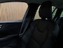 Volvo V60 B3 Momentum Advantage | Trekhaak | Lederen bekleding | Stoel en Stuurwielverwarming | Parkeercamera | Parkeersensoren voor+achter | 17 Inch | Cruise Control | Climate Control L+R | Elektrisch verstelbare lendesteun | DAB Radio | Regensensor | Apple Carplay/Android Auto | Volvo On Call met mobiele App functie | Denim Blue Metallic