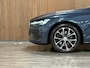 Volvo V60 B3 Momentum Advantage | Trekhaak | Lederen bekleding | Stoel en Stuurwielverwarming | Parkeercamera | Parkeersensoren voor+achter | 17 Inch | Cruise Control | Climate Control L+R | Elektrisch verstelbare lendesteun | DAB Radio | Regensensor | Apple Carplay/Android Auto | Volvo On Call met mobiele App functie | Denim Blue Metallic