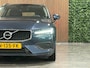 Volvo V60 B3 Momentum Advantage | Trekhaak | Lederen bekleding | Stoel en Stuurwielverwarming | Parkeercamera | Parkeersensoren voor+achter | 17 Inch | Cruise Control | Climate Control L+R | Elektrisch verstelbare lendesteun | DAB Radio | Regensensor | Apple Carplay/Android Auto | Volvo On Call met mobiele App functie | Denim Blue Metallic