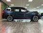 Volvo XC90 T8 AWD Recharge Ultra Dark | Vol! | Bowers & Wilkins | Luchtvering | Stoelventilatie | Trekhaak | All Season banden | 360 Camera | Head-Up Display | Stoelmassage | 455pk | Adaptieve Cruise Control | Stoelverwarming voor+achter | Stuurwielverwarming | Schuifdak | 21 Inch | Full LED Meesturende koplampen | Gelamineerde/geluidwerende zijruiten | Pilot Assist | BLIS Dode Hoek Detectie | Alcantara hemelbekleding | Lederen handgrepen en zonnekleppen | Elektrische voorstoelen geheugen | Nappa Lederen bekleding | Zitting verlenging voorstoelen | Lederen Dashboard | Google Infotainment | Keyless Drive | Parkeersensoren voor+achter | Elektrisch bedienbare achterklep | Geïntegreerde zongordijnen achterportieren | Geïntegreerd kinderzitje achterin | Verlichte instaplijsten | 7-Persoons | 4-Zone Climate Control | DAB Radio | Apple Carplay/Android Auto | Alarm Klasse III | Draadloos telefoon opladen | Volvo On Call met mobiele App functie | Denim Blue Metallic |