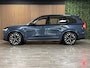 Volvo XC90 T8 AWD Recharge Ultra Dark | Vol! | Bowers & Wilkins | Luchtvering | Stoelventilatie | Trekhaak | All Season banden | 360 Camera | Head-Up Display | Stoelmassage | 455pk | Adaptieve Cruise Control | Stoelverwarming voor+achter | Stuurwielverwarming | Schuifdak | 21 Inch | Full LED Meesturende koplampen | Gelamineerde/geluidwerende zijruiten | Pilot Assist | BLIS Dode Hoek Detectie | Alcantara hemelbekleding | Lederen handgrepen en zonnekleppen | Elektrische voorstoelen geheugen | Nappa Lederen bekleding | Zitting verlenging voorstoelen | Lederen Dashboard | Google Infotainment | Keyless Drive | Parkeersensoren voor+achter | Elektrisch bedienbare achterklep | Geïntegreerde zongordijnen achterportieren | Geïntegreerd kinderzitje achterin | Verlichte instaplijsten | 7-Persoons | 4-Zone Climate Control | DAB Radio | Apple Carplay/Android Auto | Alarm Klasse III | Draadloos telefoon opladen | Volvo On Call met mobiele App functie | Denim Blue Metallic |