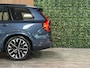 Volvo XC90 T8 AWD Recharge Ultra Dark | Vol! | Bowers & Wilkins | Luchtvering | Stoelventilatie | Trekhaak | All Season banden | 360 Camera | Head-Up Display | Stoelmassage | 455pk | Adaptieve Cruise Control | Stoelverwarming voor+achter | Stuurwielverwarming | Schuifdak | 21 Inch | Full LED Meesturende koplampen | Gelamineerde/geluidwerende zijruiten | Pilot Assist | BLIS Dode Hoek Detectie | Alcantara hemelbekleding | Lederen handgrepen en zonnekleppen | Elektrische voorstoelen geheugen | Nappa Lederen bekleding | Zitting verlenging voorstoelen | Lederen Dashboard | Google Infotainment | Keyless Drive | Parkeersensoren voor+achter | Elektrisch bedienbare achterklep | Geïntegreerde zongordijnen achterportieren | Geïntegreerd kinderzitje achterin | Verlichte instaplijsten | 7-Persoons | 4-Zone Climate Control | DAB Radio | Apple Carplay/Android Auto | Alarm Klasse III | Draadloos telefoon opladen | Volvo On Call met mobiele App functie | Denim Blue Metallic |