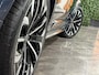Volvo XC90 T8 AWD Recharge Ultra Dark | Vol! | Bowers & Wilkins | Luchtvering | Stoelventilatie | Trekhaak | All Season banden | 360 Camera | Head-Up Display | Stoelmassage | 455pk | Adaptieve Cruise Control | Stoelverwarming voor+achter | Stuurwielverwarming | Schuifdak | 21 Inch | Full LED Meesturende koplampen | Gelamineerde/geluidwerende zijruiten | Pilot Assist | BLIS Dode Hoek Detectie | Alcantara hemelbekleding | Lederen handgrepen en zonnekleppen | Elektrische voorstoelen geheugen | Nappa Lederen bekleding | Zitting verlenging voorstoelen | Lederen Dashboard | Google Infotainment | Keyless Drive | Parkeersensoren voor+achter | Elektrisch bedienbare achterklep | Geïntegreerde zongordijnen achterportieren | Geïntegreerd kinderzitje achterin | Verlichte instaplijsten | 7-Persoons | 4-Zone Climate Control | DAB Radio | Apple Carplay/Android Auto | Alarm Klasse III | Draadloos telefoon opladen | Volvo On Call met mobiele App functie | Denim Blue Metallic |