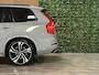 Volvo XC90 T8 AWD Recharge Ultra Dark | Vol! | Bowers & Wilkins | R-Design interieur! | Luchtvering | 360 Camera | Head-Up Display | 455pk | Adaptieve Cruise Control | Stoelverwarming voor+achter | Stuurwielverwarming | Schuifdak | 22 Inch | Full LED Meesturende koplampen | Gelamineerde/geluidwerende zijruiten | Pilot Assist | BLIS Dode Hoek Detectie | Alcantara hemelbekleding | Lederen handgrepen en zonnekleppen | Elektrische voorstoelen geheugen | R-Design Contour Stoelen Nappa Leder met wit stiksel en bies | Zitting verlenging voorstoelen | Lederen Dashboard | Google Infotainment | Keyless Drive | Parkeersensoren voor+achter | Privacy Glass | Elektrisch bedienbare achterklep | Geïntegreerde zongordijnen achterportieren | Geïntegreerd kinderzitje achterin | Verlichte instaplijsten | 7-Persoons | 4-Zone Climate Control | DAB Radio | Apple Carplay/Android Auto | Draadloos telefoon opladen | Volvo On Call met mobiele App functie | Vapour Grey Metallic |