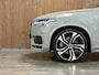 Volvo XC90 T8 AWD Recharge Ultra Dark | Vol! | Bowers & Wilkins | R-Design interieur! | Luchtvering | 360 Camera | Head-Up Display | 455pk | Adaptieve Cruise Control | Stoelverwarming voor+achter | Stuurwielverwarming | Schuifdak | 22 Inch | Full LED Meesturende koplampen | Gelamineerde/geluidwerende zijruiten | Pilot Assist | BLIS Dode Hoek Detectie | Alcantara hemelbekleding | Lederen handgrepen en zonnekleppen | Elektrische voorstoelen geheugen | R-Design Contour Stoelen Nappa Leder met wit stiksel en bies | Zitting verlenging voorstoelen | Lederen Dashboard | Google Infotainment | Keyless Drive | Parkeersensoren voor+achter | Privacy Glass | Elektrisch bedienbare achterklep | Geïntegreerde zongordijnen achterportieren | Geïntegreerd kinderzitje achterin | Verlichte instaplijsten | 7-Persoons | 4-Zone Climate Control | DAB Radio | Apple Carplay/Android Auto | Draadloos telefoon opladen | Volvo On Call met mobiele App functie | Vapour Grey Metallic |