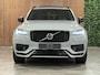 Volvo XC90 T8 AWD Recharge Ultra Dark | Vol! | Bowers & Wilkins | R-Design interieur! | Luchtvering | 360 Camera | Head-Up Display | 455pk | Adaptieve Cruise Control | Stoelverwarming voor+achter | Stuurwielverwarming | Schuifdak | 22 Inch | Full LED Meesturende koplampen | Gelamineerde/geluidwerende zijruiten | Pilot Assist | BLIS Dode Hoek Detectie | Alcantara hemelbekleding | Lederen handgrepen en zonnekleppen | Elektrische voorstoelen geheugen | R-Design Contour Stoelen Nappa Leder met wit stiksel en bies | Zitting verlenging voorstoelen | Lederen Dashboard | Google Infotainment | Keyless Drive | Parkeersensoren voor+achter | Privacy Glass | Elektrisch bedienbare achterklep | Geïntegreerde zongordijnen achterportieren | Geïntegreerd kinderzitje achterin | Verlichte instaplijsten | 7-Persoons | 4-Zone Climate Control | DAB Radio | Apple Carplay/Android Auto | Draadloos telefoon opladen | Volvo On Call met mobiele App functie | Vapour Grey Metallic |