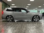 Volvo XC90 T8 AWD Recharge Ultra Dark | Vol! | Bowers & Wilkins | R-Design interieur! | Luchtvering | 360 Camera | Head-Up Display | 455pk | Adaptieve Cruise Control | Stoelverwarming voor+achter | Stuurwielverwarming | Schuifdak | 22 Inch | Full LED Meesturende koplampen | Gelamineerde/geluidwerende zijruiten | Pilot Assist | BLIS Dode Hoek Detectie | Alcantara hemelbekleding | Lederen handgrepen en zonnekleppen | Elektrische voorstoelen geheugen | R-Design Contour Stoelen Nappa Leder met wit stiksel en bies | Zitting verlenging voorstoelen | Lederen Dashboard | Google Infotainment | Keyless Drive | Parkeersensoren voor+achter | Privacy Glass | Elektrisch bedienbare achterklep | Geïntegreerde zongordijnen achterportieren | Geïntegreerd kinderzitje achterin | Verlichte instaplijsten | 7-Persoons | 4-Zone Climate Control | DAB Radio | Apple Carplay/Android Auto | Draadloos telefoon opladen | Volvo On Call met mobiele App functie | Vapour Grey Metallic |