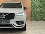 Volvo XC90 T8 AWD Recharge Ultra Dark | Vol! | Bowers & Wilkins | R-Design interieur! | Luchtvering | 360 Camera | Head-Up Display | 455pk | Adaptieve Cruise Control | Stoelverwarming voor+achter | Stuurwielverwarming | Schuifdak | 22 Inch | Full LED Meesturende koplampen | Gelamineerde/geluidwerende zijruiten | Pilot Assist | BLIS Dode Hoek Detectie | Alcantara hemelbekleding | Lederen handgrepen en zonnekleppen | Elektrische voorstoelen geheugen | R-Design Contour Stoelen Nappa Leder met wit stiksel en bies | Zitting verlenging voorstoelen | Lederen Dashboard | Google Infotainment | Keyless Drive | Parkeersensoren voor+achter | Privacy Glass | Elektrisch bedienbare achterklep | Geïntegreerde zongordijnen achterportieren | Geïntegreerd kinderzitje achterin | Verlichte instaplijsten | 7-Persoons | 4-Zone Climate Control | DAB Radio | Apple Carplay/Android Auto | Draadloos telefoon opladen | Volvo On Call met mobiele App functie | Vapour Grey Metallic |