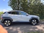 Hyundai Kona 1.6 GDI HEV Premium Sky Automaat Glazen schuif- en kanteldak, Luxe uitvoering!