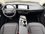 Kia EV6 Edition 77.4 kWh / SOH 100% / Fabrieksgarantie tot 18-06-2032 / 1.600 kg trekgewicht / Android Auto & Apple Carplay / Navigatie / Cruise Control Adaptief / Climate Control / DAB / Draadloze Telefoonlader / Camera / Parkeerassistent / 19" Lichtmetalen Wielen / Keyless entry & start /