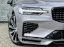 Volvo V60 T6 Plug-in hybrid AWD Ultra Dark | Heico bodykit | Google | Long Range | Schuif-/Kanteldak | Adaptieve Cruise Control | DAB | Head-Up Display | Camera | Stoelverwarming Voor + Achter | Harman Kardon Audio | Getint Glas | Zitverlenging | Elek. Stoelen | Memory | 19" LM