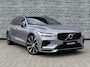 Volvo V60 T6 Plug-in hybrid AWD Ultra Dark | Heico bodykit | Google | Long Range | Schuif-/Kanteldak | Adaptieve Cruise Control | DAB | Head-Up Display | Camera | Stoelverwarming Voor + Achter | Harman Kardon Audio | Getint Glas | Zitverlenging | Elek. Stoelen | Memory | 19" LM