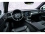 Volvo V60 T6 Plug-in hybrid AWD Ultra Dark | Heico bodykit | Google | Long Range | Schuif-/Kanteldak | Adaptieve Cruise Control | DAB | Head-Up Display | Camera | Stoelverwarming Voor + Achter | Harman Kardon Audio | Getint Glas | Zitverlenging | Elek. Stoelen | Memory | 19" LM